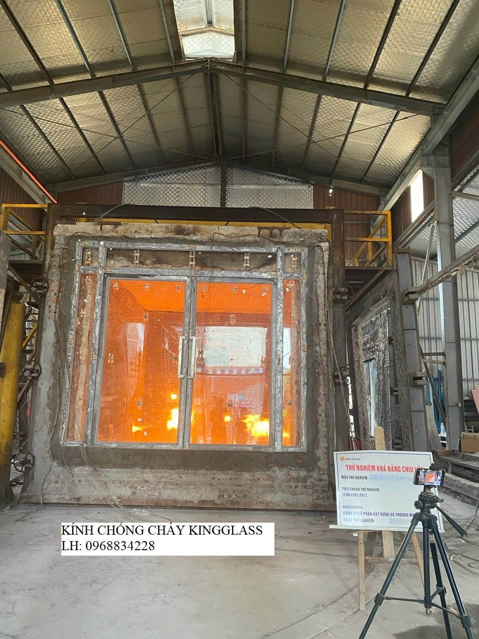 cửa kính cường lực chống cháy có vai trò quan trọng trong trường hợp xảy ra hỏa hoạn