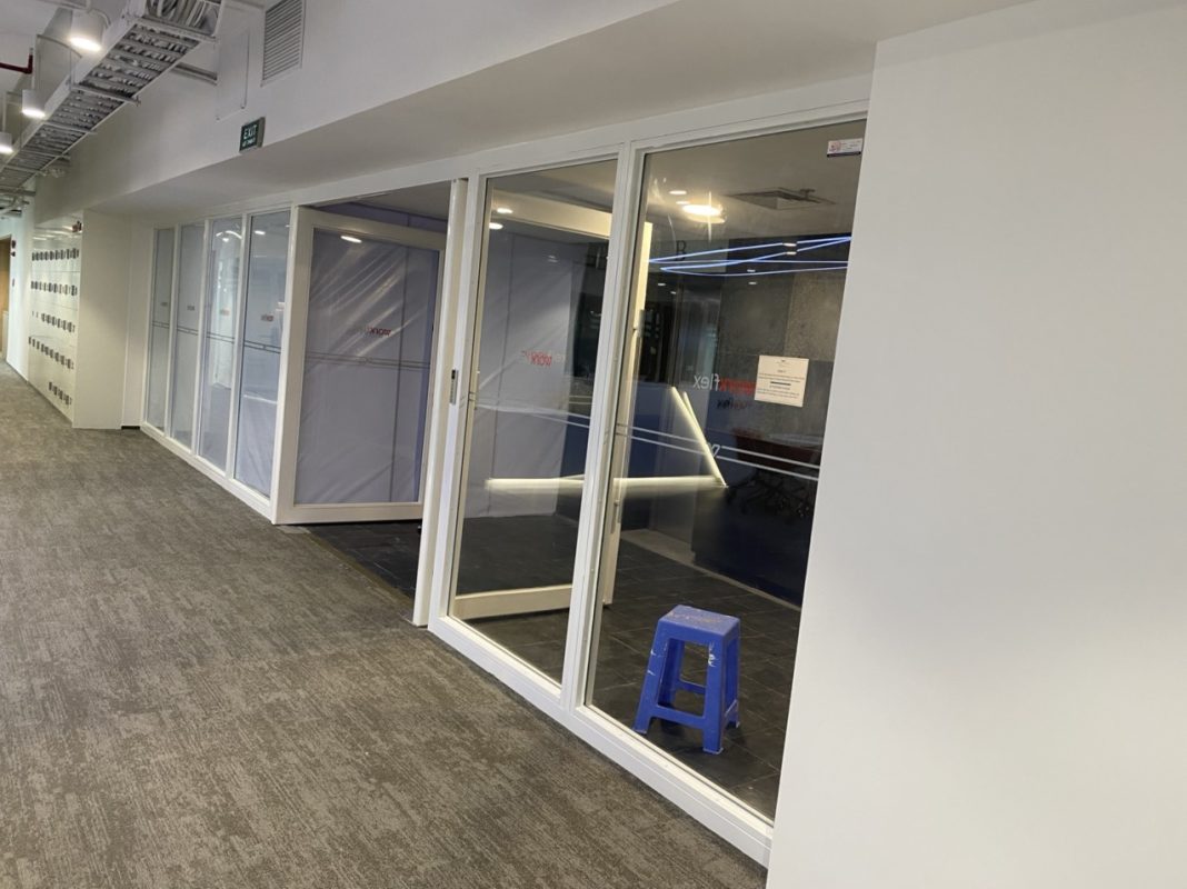 vách kính chống cháy e60