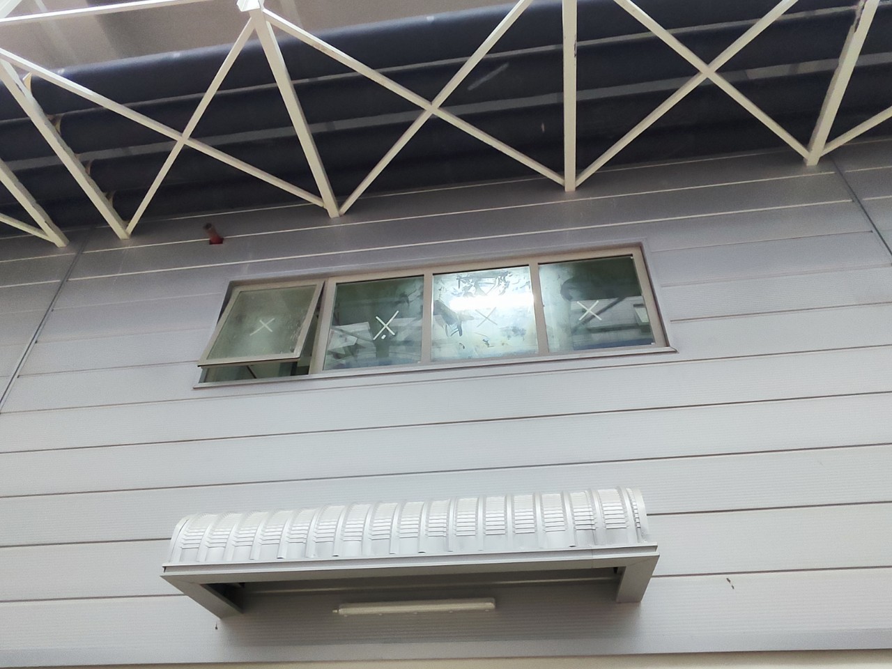 Cửa sổ mở hất kính chống cháy e60: lựa chọn tối ưu cho các khách sạn