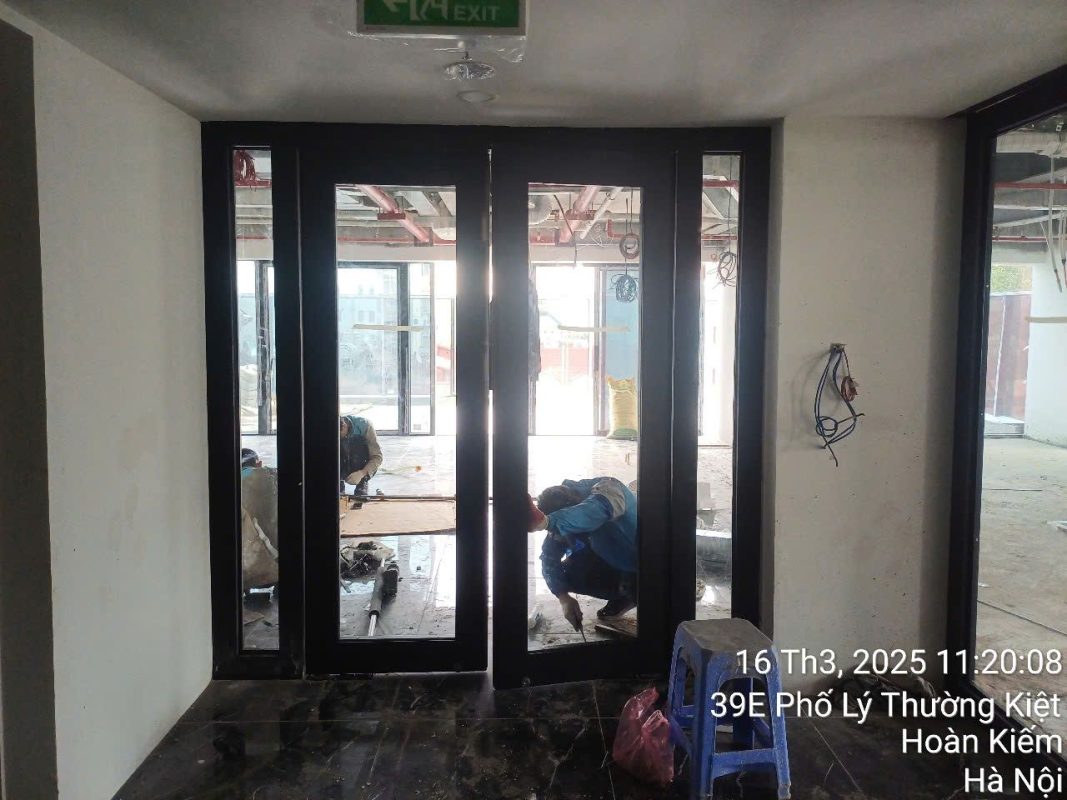 thi-cong-vach-kinh-chong-chay