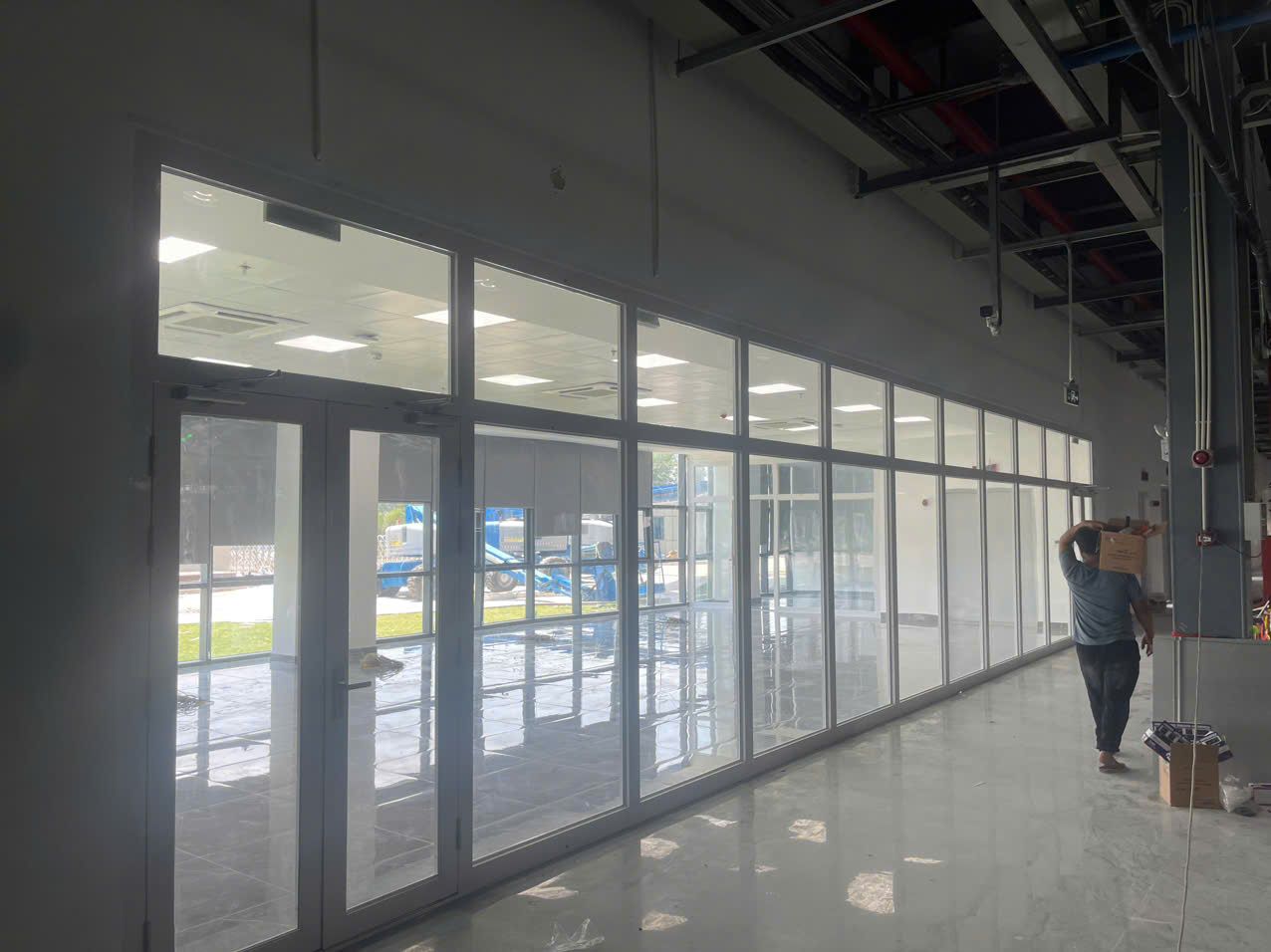 CẢI TẠO PHÒNG THÍ NGHIỆM, HÀNH LANG TRƯỜNG HỌC BẰNG VÁCH KÍNH CHỐNG CHÁY – NÊN HAY KHÔNG?